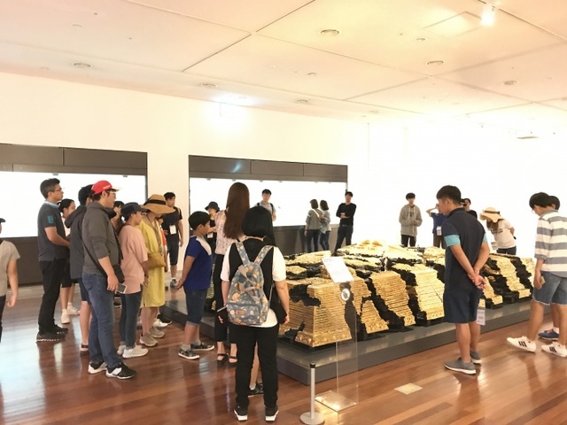 ▲ 이천시티투어 참여 관람객들이 도자관람을 하고 있다.(사진=이천시)