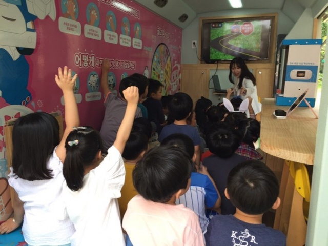 ▲ 고양 일산동구보건소가 어린이 건강버스 ‘엠버버스’를 운영해 어린이 치아 건강을 책임지고 있다. (2)