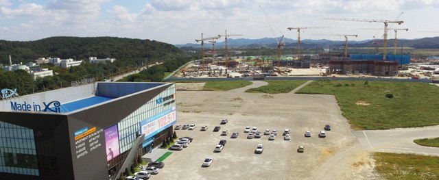 ▲ 안산시가 시유지 매각 과정에서 민간 사업자에게 학교 용지까지 팔아넘겨 통학 대란과 혈세 낭비 등이 우려된다. 안산시가 매각했던 상록구 사동 1639번지 일대(36만8천여㎡)에 대규모 아파트 단지 건설이 한창 진행되고 있다. 오승현기자