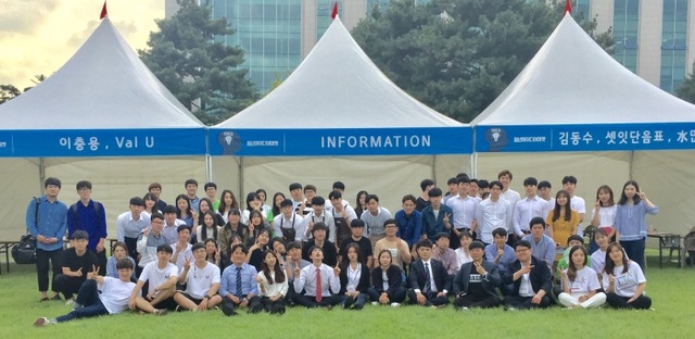 ▲ 광명시 청년창업팀인 위머스트크리에이트가 청년의 날 아이디어마켓에 참가해 우수아이디어상을 수상했다. 광명시 제공