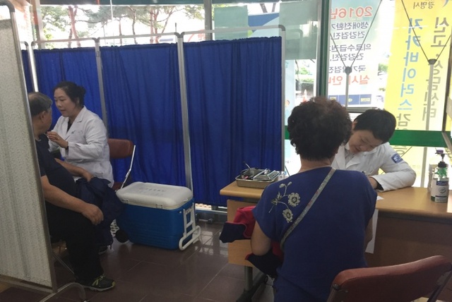 ▲ 광명시는 오는 26일부터 만 65세 이상 시민과 만 65세 미만 만성질환자 등 우선접종 권장대상자에게 인플루엔자 무료 예방접종을 실시한다. 광명시 제공