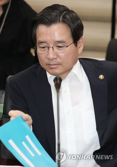 ▲ 김용범 금융위원회 부위원장이 19일 금융감독원, 은행연합회 관계자 등과 가계부채 간담회를 열었다. 간담회에서 서류를 확인하는 김용범 부위원장. 사진/연합뉴스