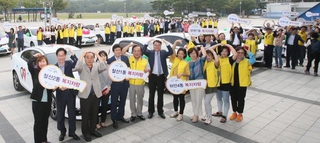 ▲ 광명시는 지난 19일 전기차 13대와 가솔린차 5대 등 복지차량을 18개 동 주민센터와 행정복지센터에 전달했다. 광명시 제공