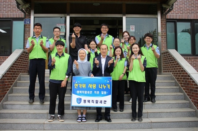 ▲ 평택세관 봉사에 환하게 웃는 봉사단원들과 수녀님