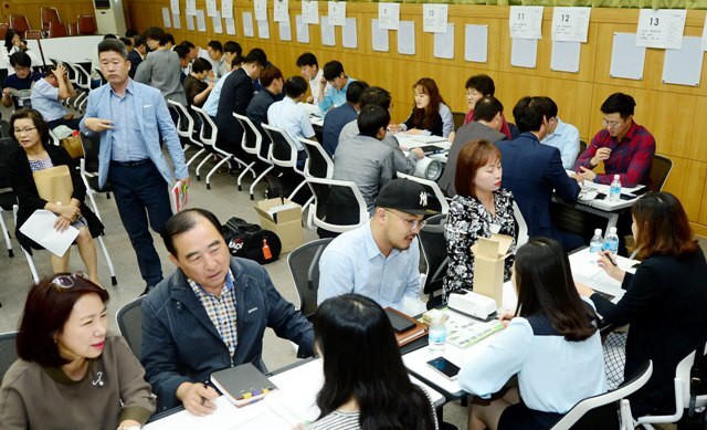 ▲ 20일 오후 공공기관 중소기업간 상생협력 및 동반성장을 위한 '2017 공공기관 합동 구매 상담회' 행사가 열린 인천시 남동구 인천지방중소벤처기업청 대강당에서 참가자들이 구매 상담을 벌이고 있다.장용준기자