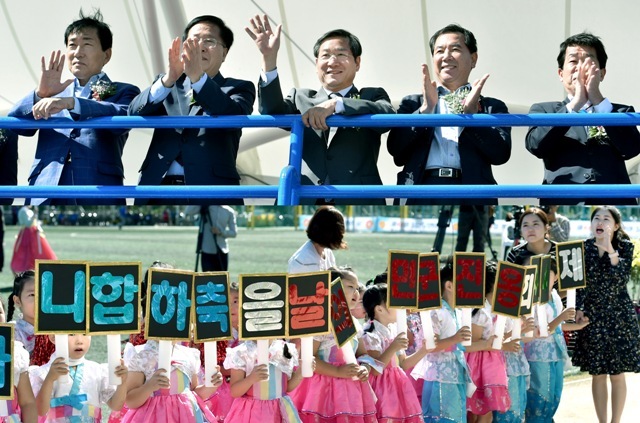 ▲ 20일 오전 인천시 옹진군 영흥면 종합운동장에서 열린 '제44회 옹진군민의 날 기념식'에서 유정복 인천시장과 제갈원영 인천시의회 의장, 안상수 국회의원, 조윤길 옹진군수등이 입장식 퍼레이드에 참가한 어린이들과 손을 흔들며 인사를 나누고 있다.인천시 제공