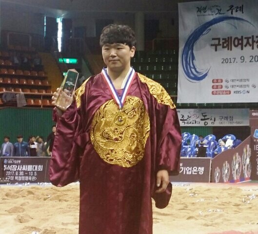 ▲ 21일 전남 구례실내체육관에서 벌어진 제9회 전국대학장사씨름대회 개인전 용장급(90㎏ 이하)서 우승을 차지한 경기대 이정훈.경기대 제공