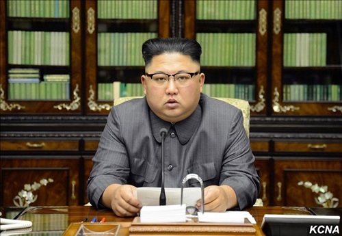 북한 김정은 노동당 위원장이 21일 도널드 트럼프 미국 대통령의 유엔 총회 연설에 대응해 직접 본인 명의의 성명을 발표했다고 조선중앙통신이 22일 보도했다. 사진은 연설문을 손에 들고 성명을 읽는 김정은 모습.연합뉴스.jpg