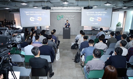 ▲ 21일 서울시 강남구에 위치한 네이버 D2SF에서 VC, 기업 관계자 등 약 100여 명이 참석한 가운데 D2SF가 투자 지원 중인 기술 스타트업들의 성장과정과 가치, 비전을 공유하는 데모데이(Demoday) 행사가 진행됐다. 사진/네이버 제공