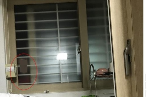 지난 17일 인터넷 유명 포털사이트에 '창문 밖 낯선 그 사람 살려주세요'라는 제목의 게시글이 이 사진과 함께 올라왔다. 게시자는 모르는 사람이 자신을 창문 밖에서 쳐다보고 있었다며 두려움을 호소했고, 이에 여론이 들끓었다.연합뉴스