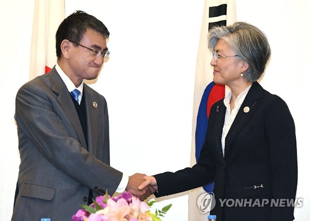 ▲ 강경화 외교장관(오른쪽)과 고노 다로 일본 외무상.  /연합