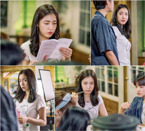 ▲ JTBC 금토드라마 ‘청춘시대2’ 류화영 비하인드 컷