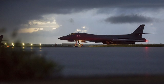 ▲ 미국 공군의 전략폭격기 B-1B 랜서가 23일(현지시간) 북한 동해의 국제공역을 비행하는 ''무력시위''를 펼쳤다. 미 국방성은 여러 대의 B-1B 랜서가 이날 F-15 전투기들의 호위를 받으며 북한 동해의 국제공역을 비행했다고 발표했다. B-1B 랜서 폭격기는 미국령 괌에 있는 앤더슨 공군기지에서, F-15 전투기는 일본 오키나와의 미군 기지에서 각각 발진했다. 사진은 앤더슨 공군기지에서 출격준비 중인 B-1B 랜서 모습.  /연합