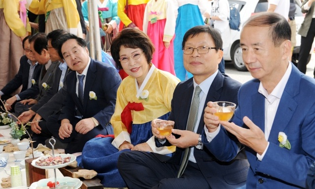 ▲ 내빈 차 시음1 (이근 가천대길병원장-최소연이사장-조동암부시장-이태훈 가천대길병원의료원장)