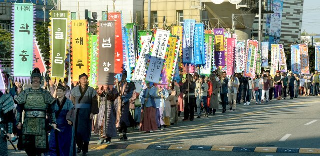 ▲ '소서노 소래포구를 품다'를 주제로 한 행렬단이 개막식 행사장을 향해 퍼레이드를 벌이고 있다.장용준기자