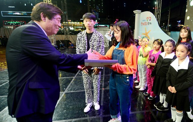 ▲ 오동근 본보 인천본사 사장이 주민자치동아리경연대회 특별상을 시상하고 있다.장용준기자