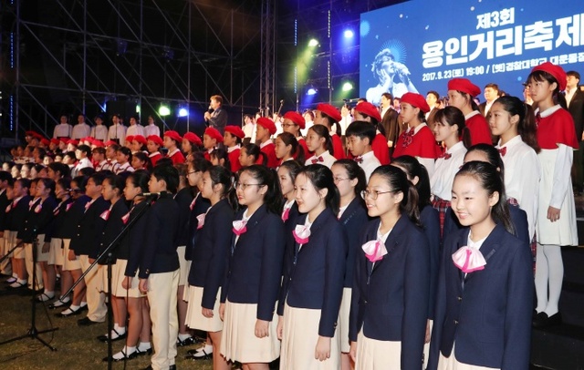 ▲ (사진)1-9 23일 거리축제공연(김동규&어린이합창단)
