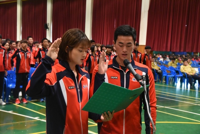 ▲ 22일 경기체고 웅비관에서 열린 제98회 전국체육대회 필승다짐대회에서 경기체고 선수들이 선전을 다짐하며 남녀 출전선수 대표가 선서를 하고 있다.