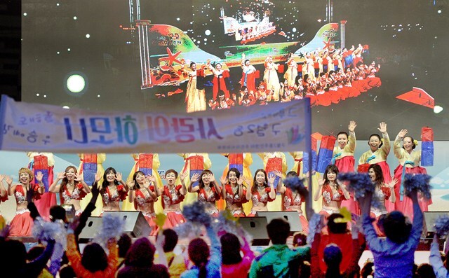 ▲ 23일 오후 2017 소래포구축제 주민자치동아리경연대회에서 영예의 최우수상을 수상한 구월2동‘사랑의 하모니’팀이 열렬한 응원을 받으며 본공연을 마무리 하고 있다.  장용준기자
