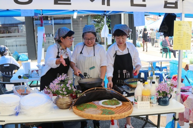 ▲ 부추요리의 대명사격인 부추전을 만들고 있는 축제참가주민