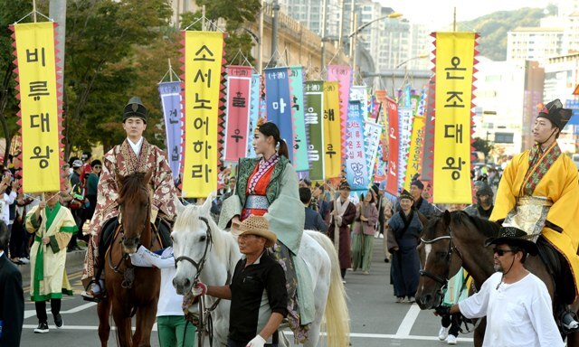 '소서노 소래포구를 품다'를 주제로 한 행렬단이 개막식 행사장을 향해 퍼레이드를 벌이고 있다.장용준기자