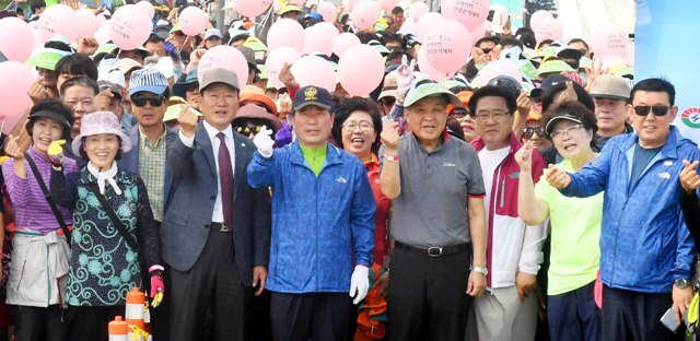 24일 구리한강시민공원에서 열린 ‘2017 구리시민 건강 걷기대회’ 에서  백경현 구리시장, 민경자 구리시의회 의장, 윤호중 국회의원, 신항철 경기일보 사장 등 내빈과 참가자들이 힘차게 출발하고 있다.전형민기자 