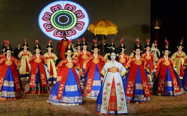 제54회 수원화성문화제 개막연이 열린 22일 수원시 화성행궁 광장에서 무용수들이 화려한 공연을 선보이고 있다. 이번 개막연에는 ‘화락-지난날이 부르고 다가올 날이 답한다’를 주제로 한 창작 뮤지컬로 관객과 소통하는 무대가 마련됐다. 조태형기자