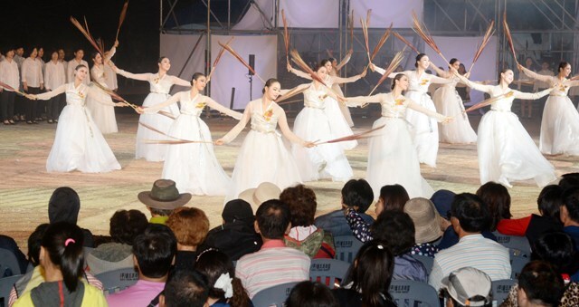 제54회 수원화성문화제 개막연이 열린 22일 수원시 화성행궁 광장에서 무용수들이 화려한 공연을 선보이고 있다. 이번 개막연에는 ‘화락-지난날이 부르고 다가올 날이 답한다’를 주제로 한 창작 뮤지컬로 관객과 소통하는 무대가 마련됐다. 조태형기자