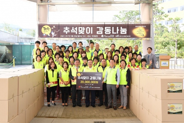 25일 고액기부자 모임인 아너소사이어티가 양주시에 취약계층 생필품 지원을 위해 2천만 원을 기부하고 있다. 사진 왼쪽부터 김경희 사회복지공동모금회 경기북부 본부장, 서재원 대표, 이성호 시장, 홍성표 시의원, 박치병 양주시 사회복지협의회장. 양주시 제공