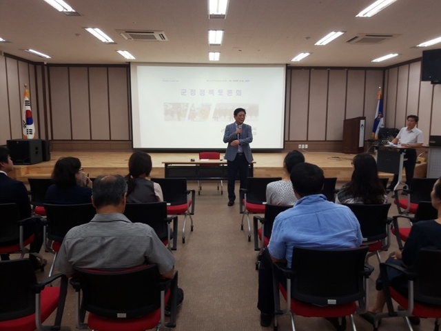 ▲ 조규수 양평군 문화체육과장이 주민행사에서 도체전홍보를 하고있다.