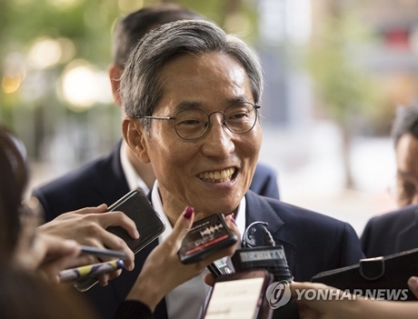 ▲ 윤종규 KB금융지주 현 회장이 15일 오전 서울 국민은행 여의도본점으로 출근하며 취재진 질문에 답하고 있다/연합뉴스