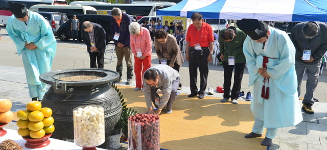 추석을 1주일 여 앞둔 26일 파주 임진각 망배단에서 미상봉 이산가족 100여 명이 추석 망향대제를 지내며 이북에 있는 그리운 부모와 가족을 기리고 있다. 대한적십자사가 개최한 ‘희망 풍차 해피트레인’ 행사에 참여한 이산가족들은 이날 서울역에서 평화열차 DMZ-train을 타고 임진각으로 이동해 망향대제를 지내고, 도라산 전망대 등을 둘러봤다. 오승현기자