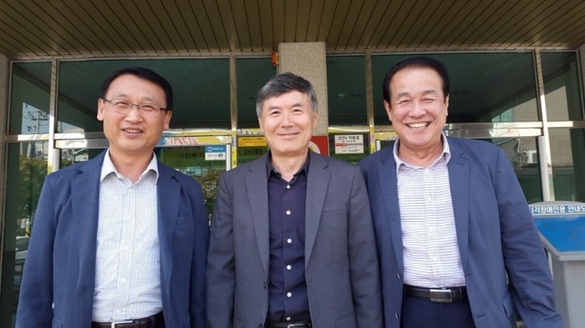 ▲ 파주보건소와 미얀마 카렌족의 한방의료지원협의를 위해 파주시를 방문한 박강호 메타오 크리닉 한방과장이 관계자들과 미소를 짓고 있다. 왼쪽부터 김규일 파주시보건소장, 박강호 한방과장, 박원용 전 경기도보건정책과장. 김요섭기자