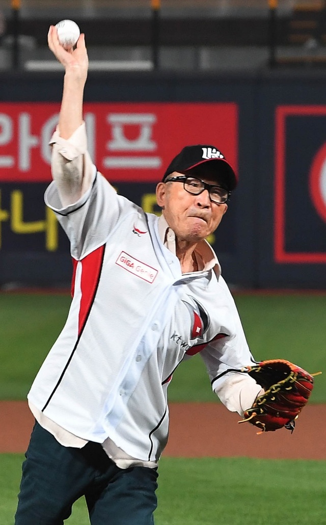 ▲ 고은 시인이 27일 수원케이티위즈파크에서 열린 ‘2017 타이어뱅크 KBO’ kt wiz와 두산베어스의 경기에 앞서 헌정 시구(詩句) ‘허공이 소리친다. 온몸으로 가자’가 새겨진 공으로 시구하고 있다. 오승현기자