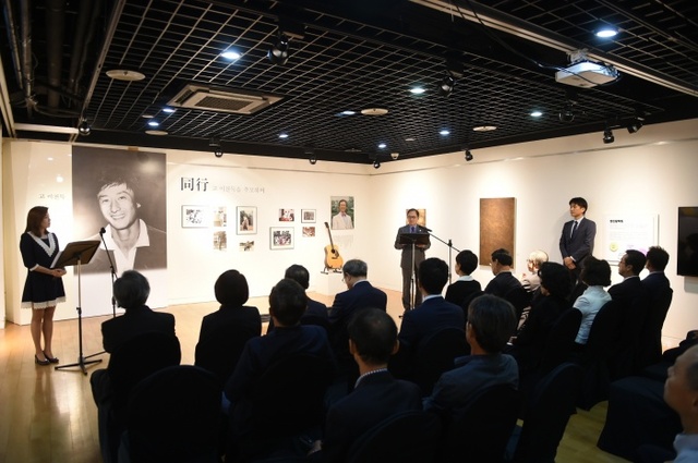▲ 사진_천만장학회 윤은기 이사장이 추모전시회 기념사를 읽고 있다