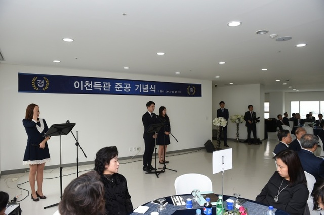 ▲ 사진_천만장학회 장학생들이 감사 편지를 낭독하고 있다