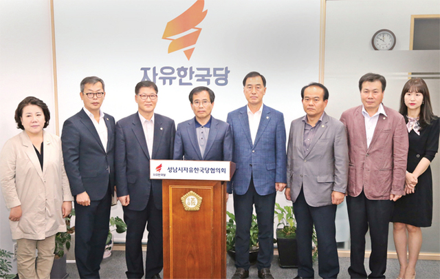 ▲ 이재명 성남시장이 고교 무상교복 예산을 반대한 시의원 명단을 SNS에 공개한 것을 놓고 시의회 여당, 야당, 성남시간 공방이 가열되고 있다. 시의회 자유한국당협의회가 27일 당 대표실에서 기자회견을 열고 있다.  성남시의회 자유한국당협의회 제공