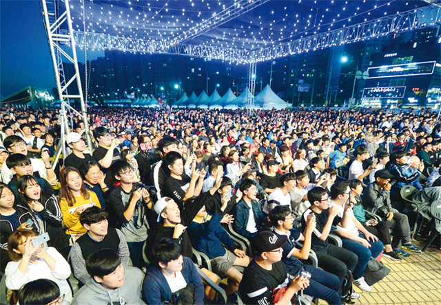 수도권 대표 해양관광축제인 ‘제17회 인천소래포구 축제’ 개막식 행사가 열린 9월 22일, 인천시 남동구 논현동 해오름공원 내 주 행사장을 가득 메운 시민들이 개막 공연을 관람하고 있다.