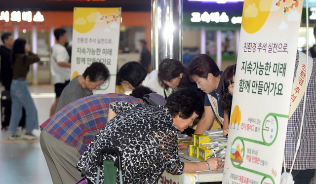 ▲ 추석을 엿새 앞둔 28일 오후 인천시 남구 인천버스종합터미널 대합실에서 인천기후환경네트워크를 비롯한 3개 기관 회원들이 주부들을 대상으로 ‘친환경 추석명절 보내기’캠페인을 벌이고 있다.장용준기자