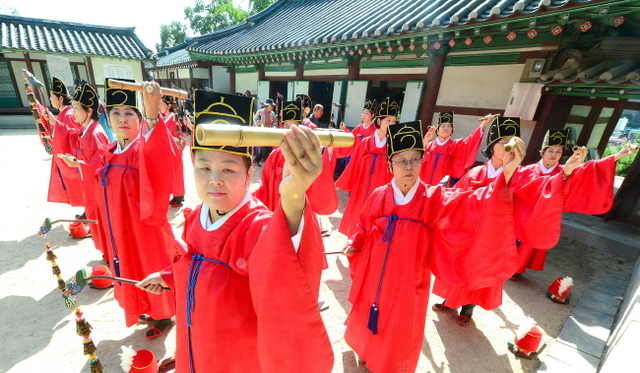 ▲ 28일 오전 공기 2568년 추기 석전대제가 열린 인천시 남구 문학동 인천향교에서 아악에 맞춰 팔일무 중 문무가 행해지고 있다. 석전대제는 공자를 비롯한 유교의 성인과 선현들의 학덕을 기리는 제례의식이다.장용준기자