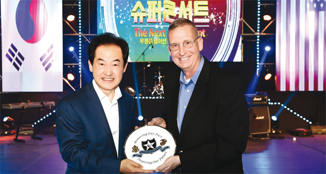 안병용 의정부시장이 지난 6월 의정부체육관에서 열린 미2사단 창설 100주년 기념 콘서트에서 시어도어 마틴 미2사단장에게 감사의 선물을 전달하고 있다.