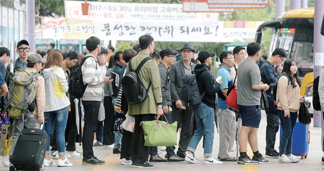▲ 마음은 벌써 고향에… 추석 연휴 이틀째인 1일 오후 인천시 남구 인천버스종합터미널 승강장에서 귀성객들이 정겨운 고향으로 달려갈 고속버스를 기다리고 있다. 장용준기자