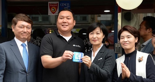 ▲ 더불어민주당 추미애 대표가 3일 서울시 강서구 화곡동 당원이 운영하는 국민전통갈비에서 열린 당원가게 1호 지정식에 최재성 정당발전위원장, 한정애 의원 등과 함께 방문, 스티커를 들어보이 있다.  ⓒ연합뉴스