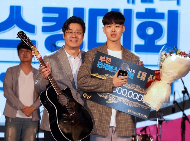 ▲ 사본 -1-1.오병권부시장이 대상을 수상한 '데이먼스이어'팀에 시상하고 기념촬영을 하고 있