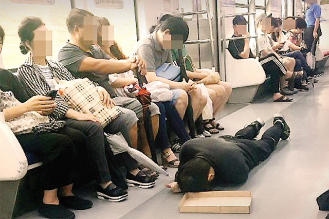 ▲ 추석연휴 기간, 서울-인천 지하철 안에서 키 180cm 내외의 건장한 30대 후반 남성이 바닥을 기어다니면서 구걸을 하고 있다(1).