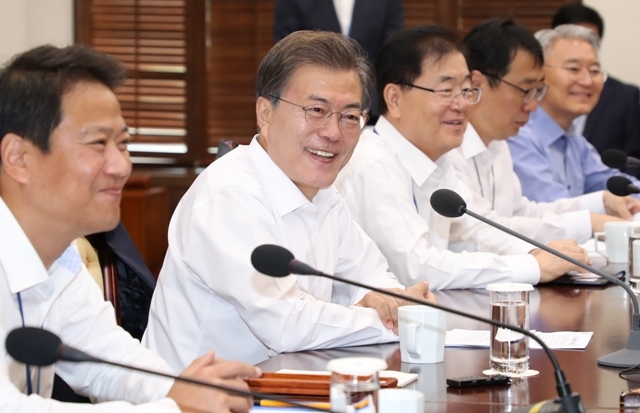 ▲ 문재인 대통령이 10일 오전 청와대 여민관에서 수석보좌관회의를 주재하고 있다.  /연합