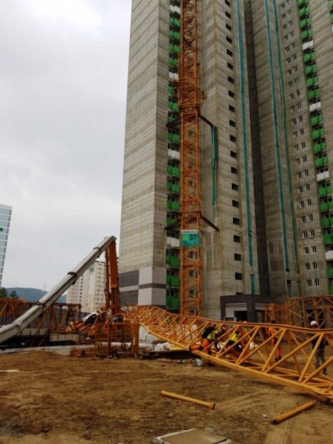 의정부시의 한 아파트공사현장에서 타워크레인이 넘어지는 사고가 발생, 소방당국이 사고 현장을 수습하고 있다.  /의정부소방서 제공