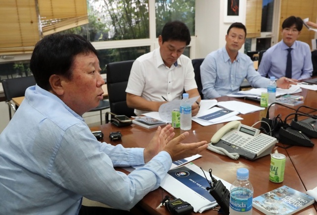 ▲ 선동열 야구 대표팀 감독이 28일 오후 서울 도곡동 야구회관에서 코치진과 함께 '아시아 프로야구 챔피언십 2017(APBC 2017)' 예비 엔트리 선정을 위한 회의를 하고 있다.연합뉴스