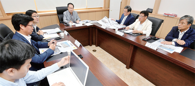 ▲ 경기일보 회의실에서 열린 9월 독자권익위원회에서 위원들이 지난달 본보 편집방향 등에 대해 평가하고 있다. 김시범기자