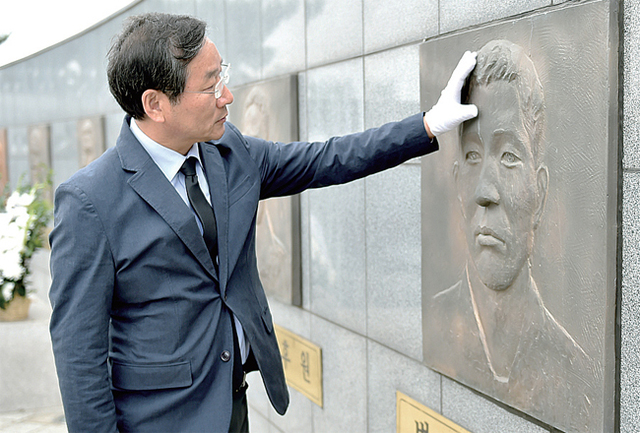▲ 10일 인천시 옹진군 연평도 평화공원을 방문한 유정복 인천시장이 통곡의 벽에 있는 고 박동혁 병장의 흉상을 어루만지고 있다. 인천시 제공